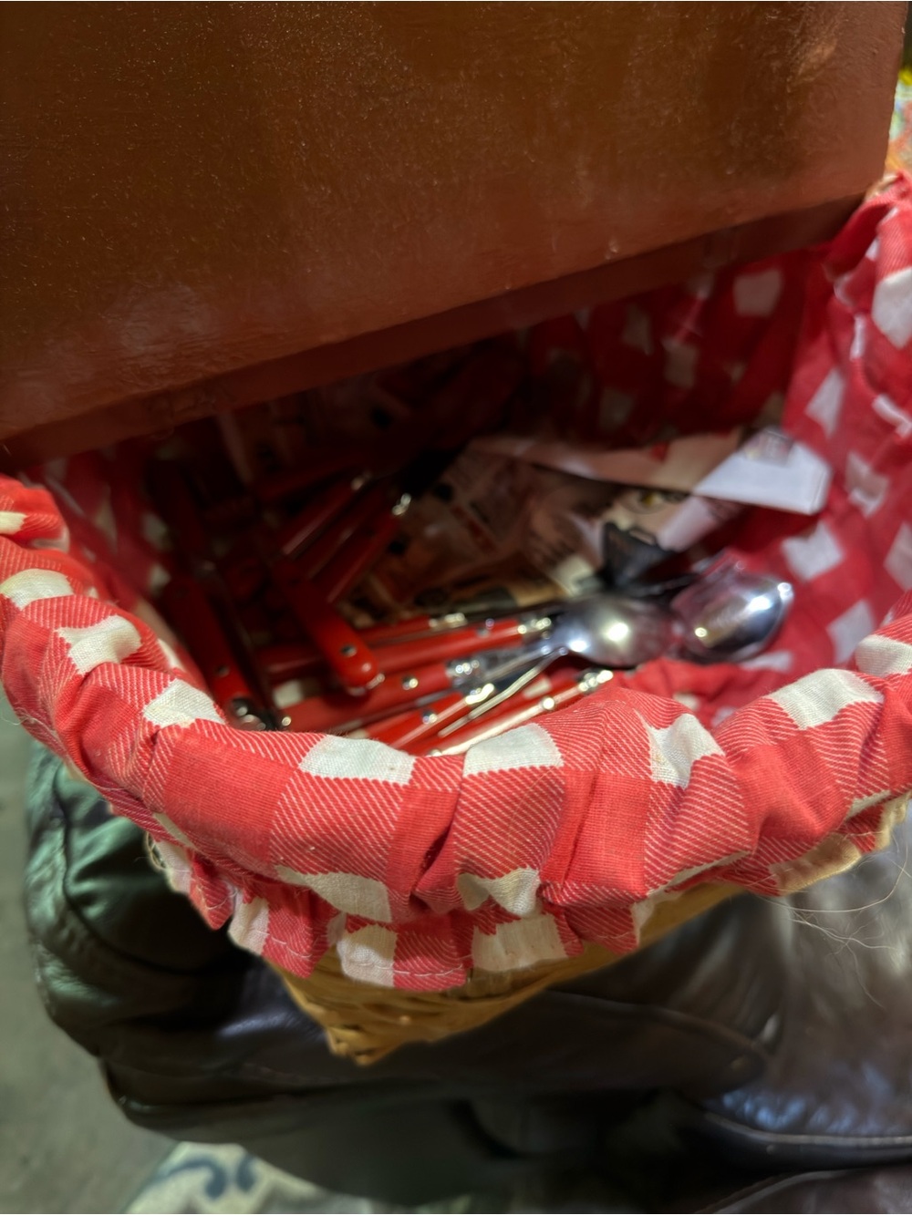Vintage Picnic basket with red gingham fabric lining - Picture 3 of 3